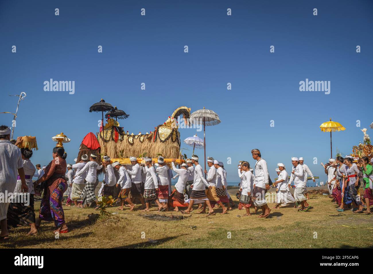 Sanur Beach melasti Ceremony 2015-03-18, Melasti ist eine hinduistische balinesische Reinigungszeremonie und Ritual, vor dem Nyepi-Tag (stiller Tag) Stockfoto