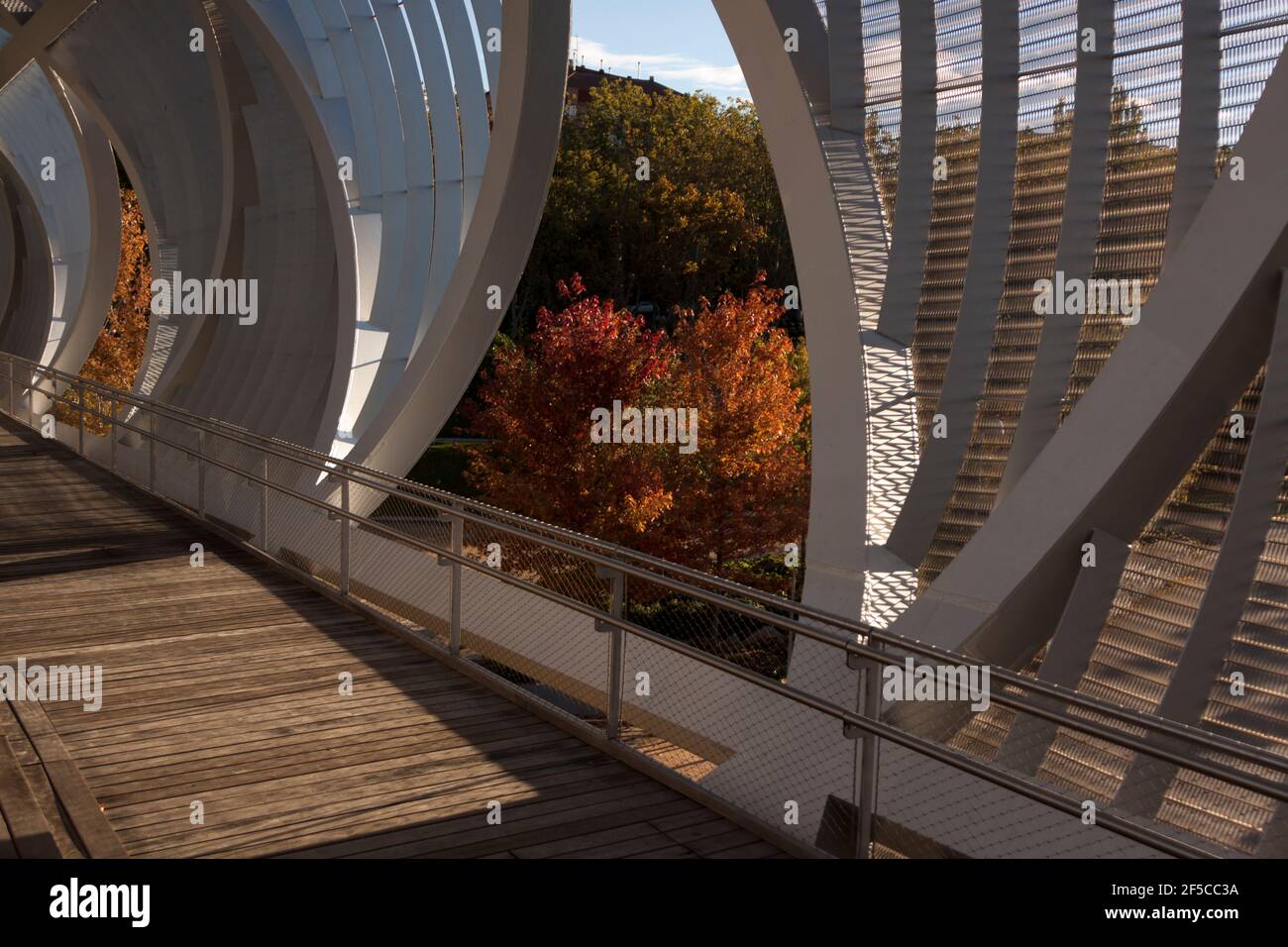 Metall-Spiralbrücke in Madrid Fluss, moderne Technik. Park auf dem Manzanares River. In Madrid Spanien Stockfoto