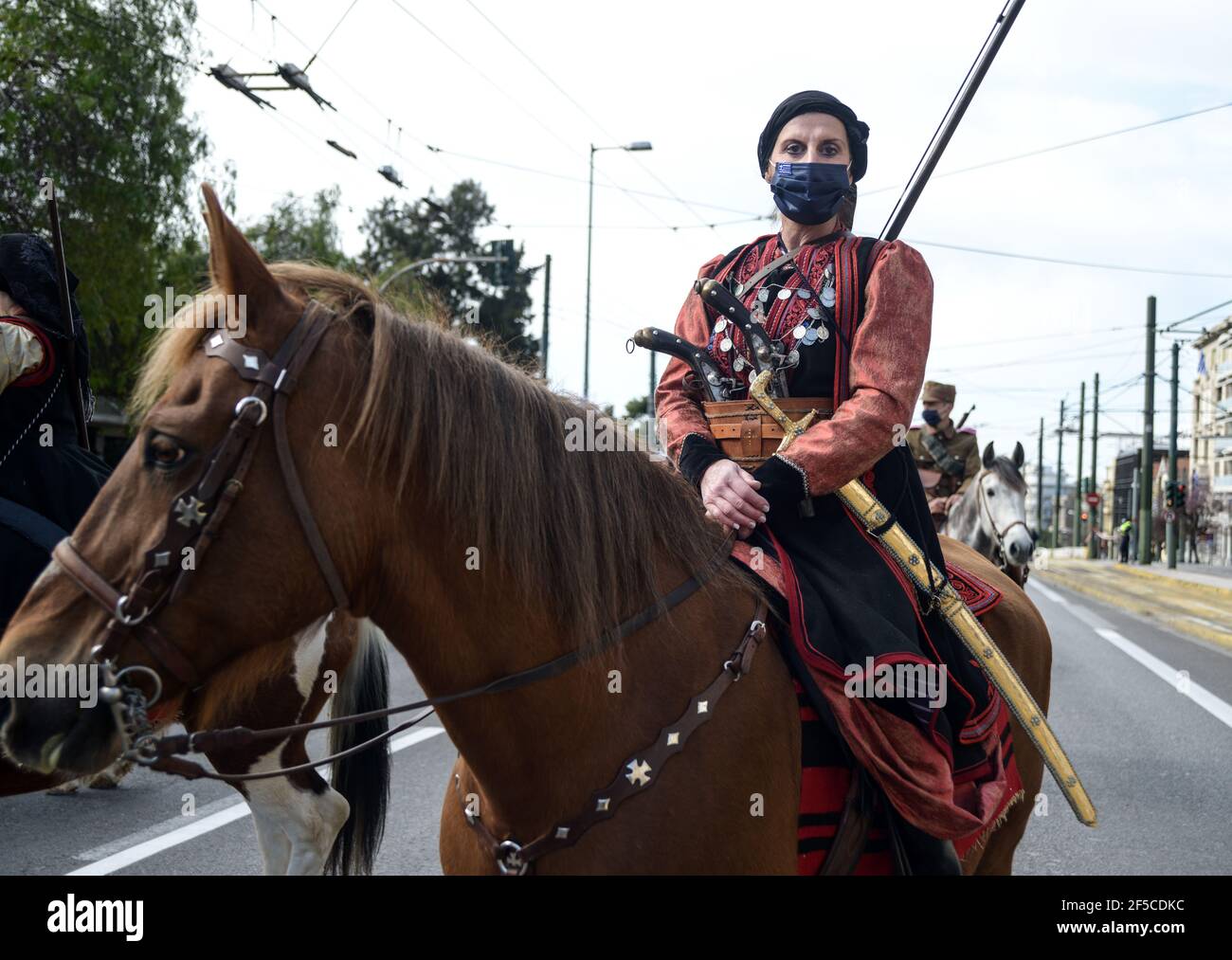 Weibliche Kavallerie Kämpfer in Tracht der griechischen Revolution 1821. Zweihundertjähriger Unabhängigkeitstag Militärparade in Athen. Stockfoto