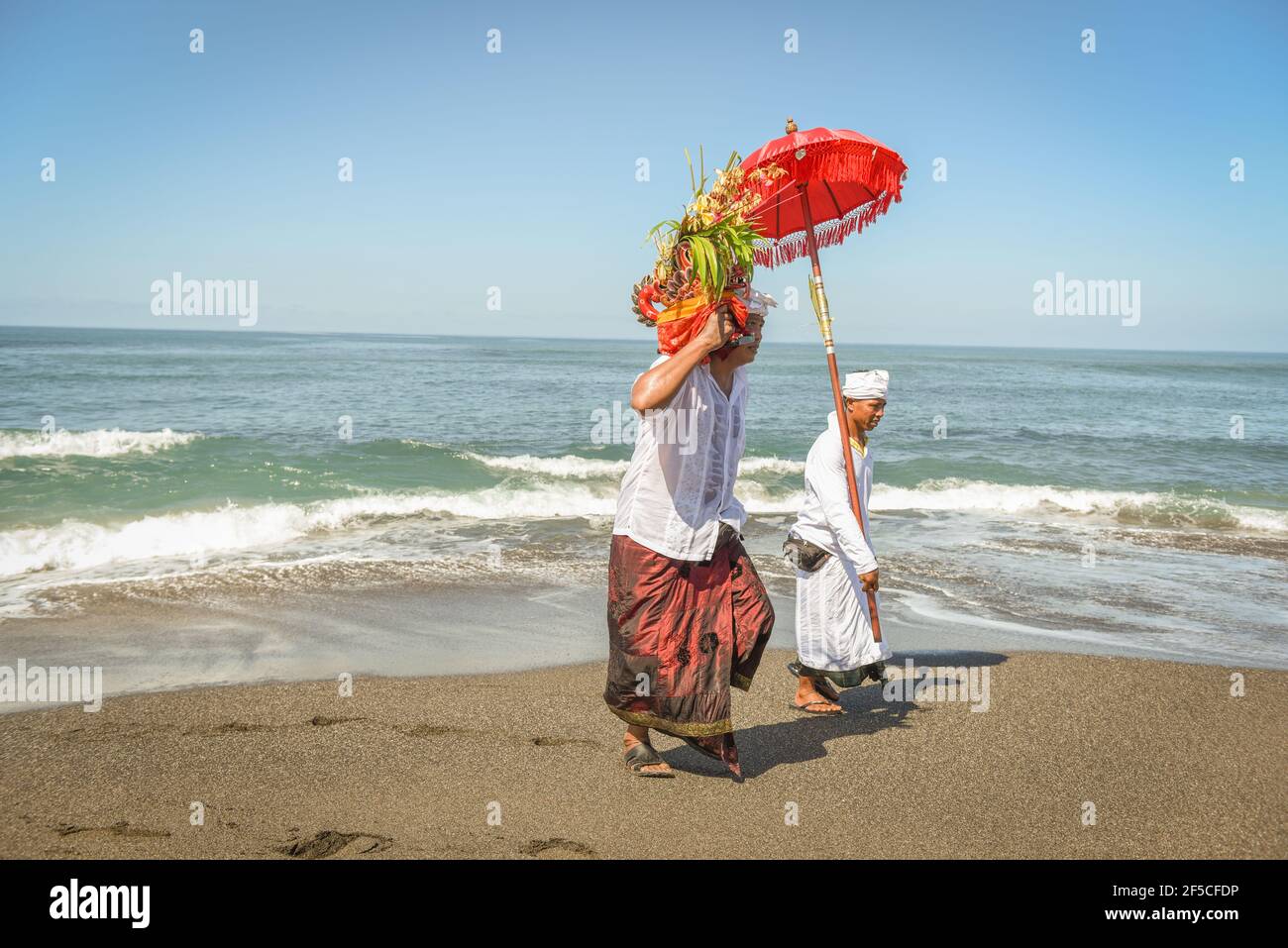 Sanur Beach melasti Ceremony 2015-03-18, Melasti ist eine hinduistische balinesische Reinigungszeremonie und Ritual, vor dem Nyepi-Tag (stiller Tag) Stockfoto