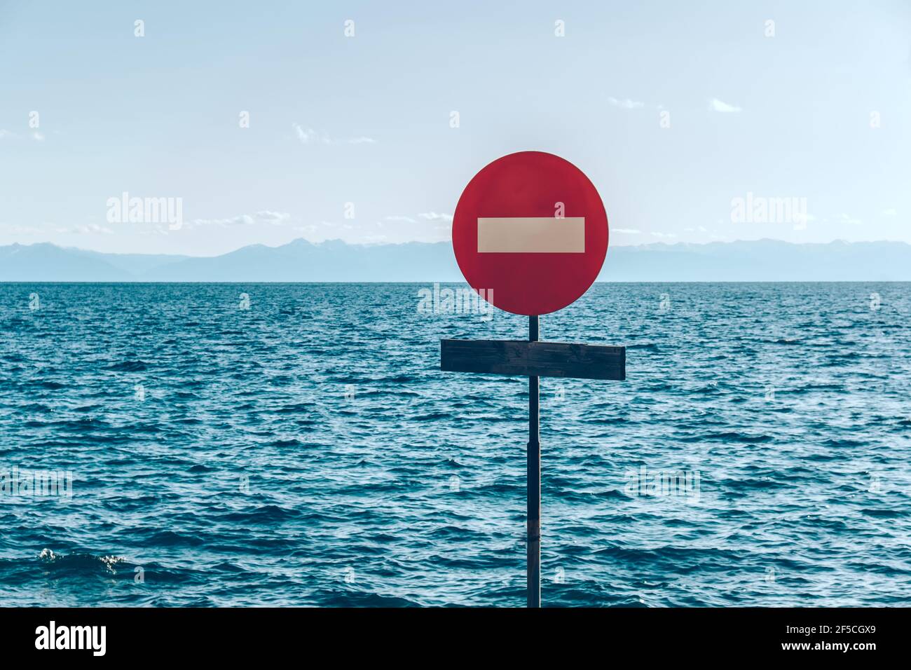 Das Bewegen von Fahrzeugen ist verboten. Straßenschild auf dem Hintergrund des Himmels und des Ozeans. Verbotsschild. Stopp. Stockfoto
