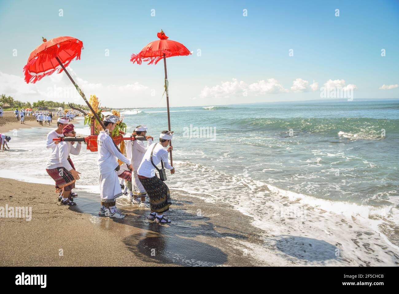 Sanur Beach melasti Ceremony 2015-03-18, Melasti ist eine hinduistische balinesische Reinigungszeremonie und Ritual, vor dem Nyepi-Tag (stiller Tag) Stockfoto