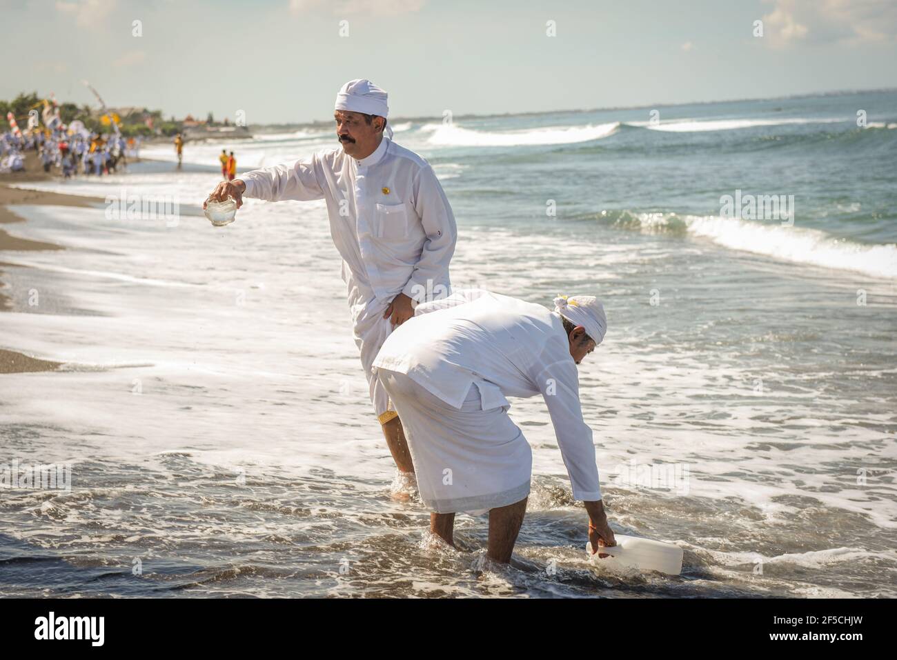 Sanur Beach melasti Ceremony 2015-03-18, Melasti ist eine hinduistische balinesische Reinigungszeremonie und Ritual, vor dem Nyepi-Tag (stiller Tag) Stockfoto