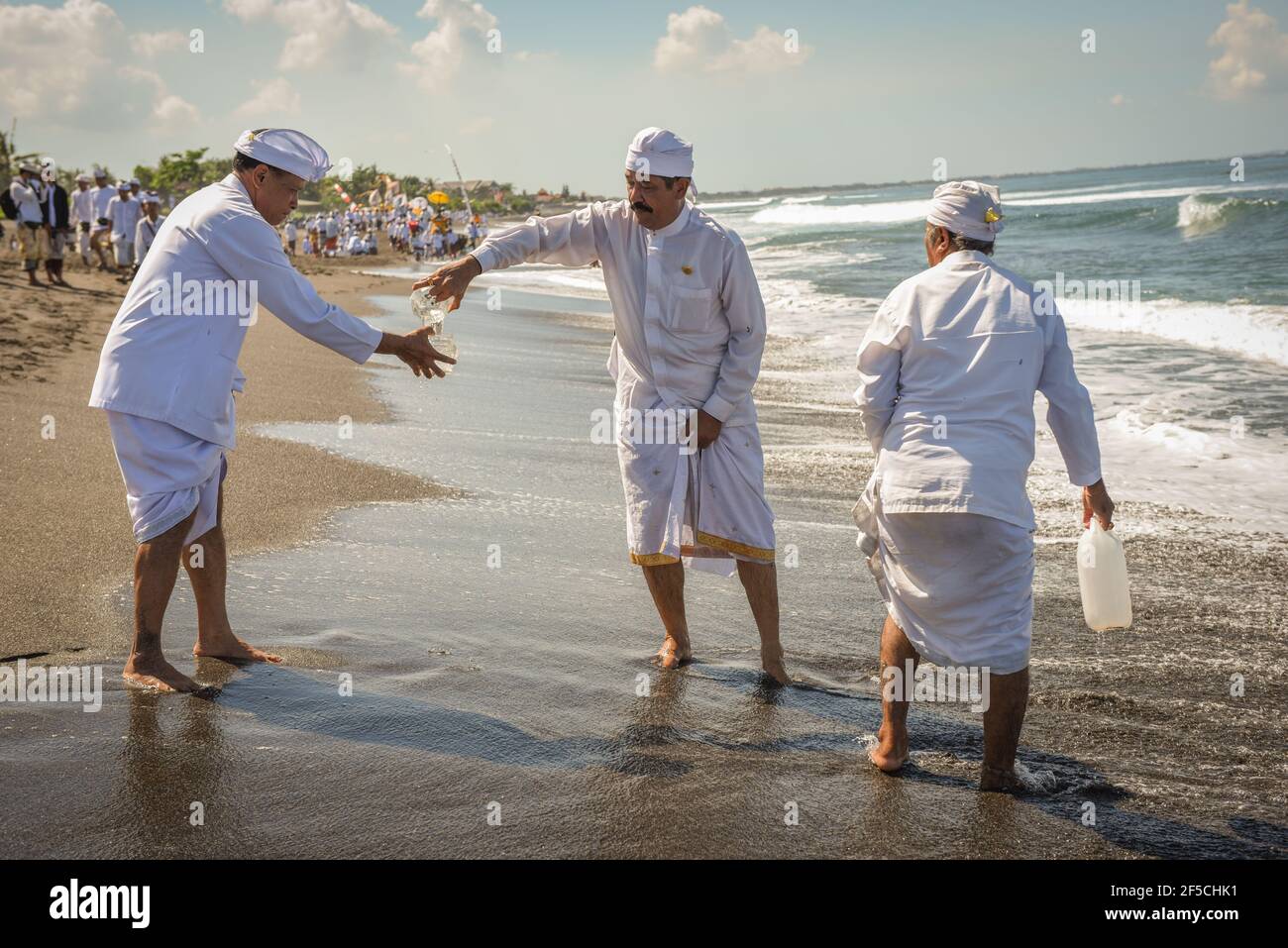 Sanur Beach melasti Ceremony 2015-03-18, Melasti ist eine hinduistische balinesische Reinigungszeremonie und Ritual, vor dem Nyepi-Tag (stiller Tag) Stockfoto