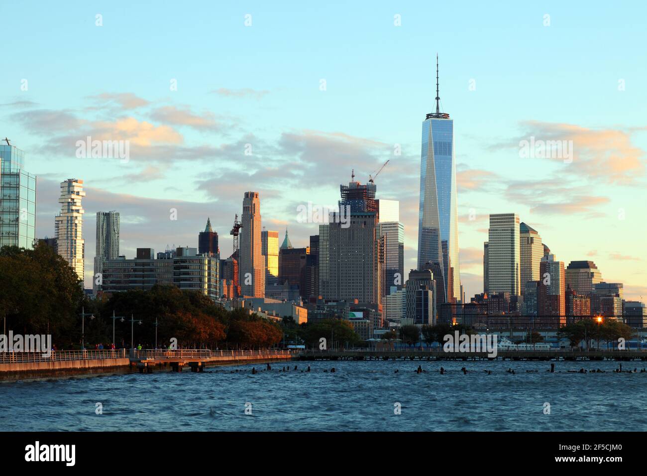 Geographie / Reisen, USA, New York, New York City, Hudson River Park, Blick zum One World Trade Center, Additional-Rights-Clearance-Info-not-available Stockfoto