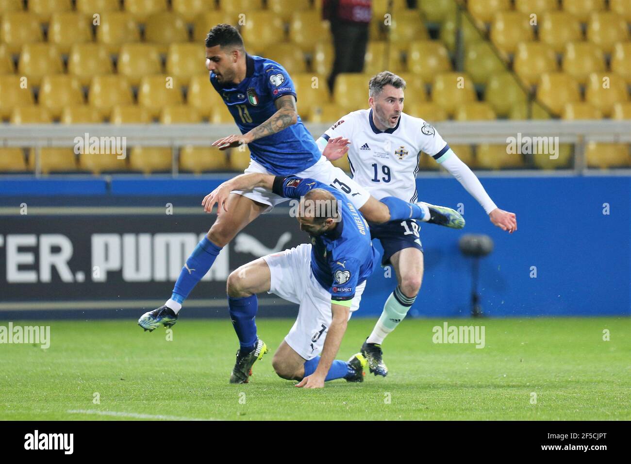 Michael Smith aus Nordirland und Giorgio Chiellini, Emerson of Italy während der FIFA World Cup 2022, Qualifikationsspiel der Gruppe C zwischen Italien und Nordirland am 25. März 2021 im Ennio Tardini Stadion in Parma, Italien - Foto Laurent Lairys / DPPI Stockfoto