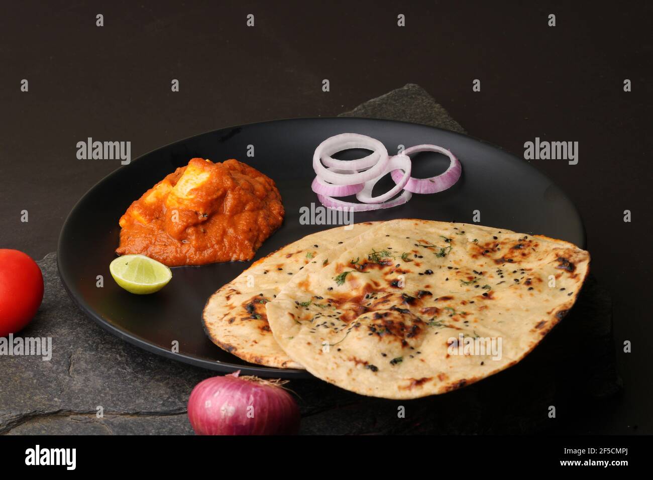 Paneer Butter Masala oder Cheese Cottage Curry serviert mit Naan oder Tandoori Roti. Stockfoto