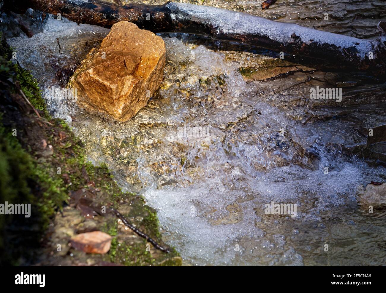 Strom über Felsen in Thüringen Stockfoto