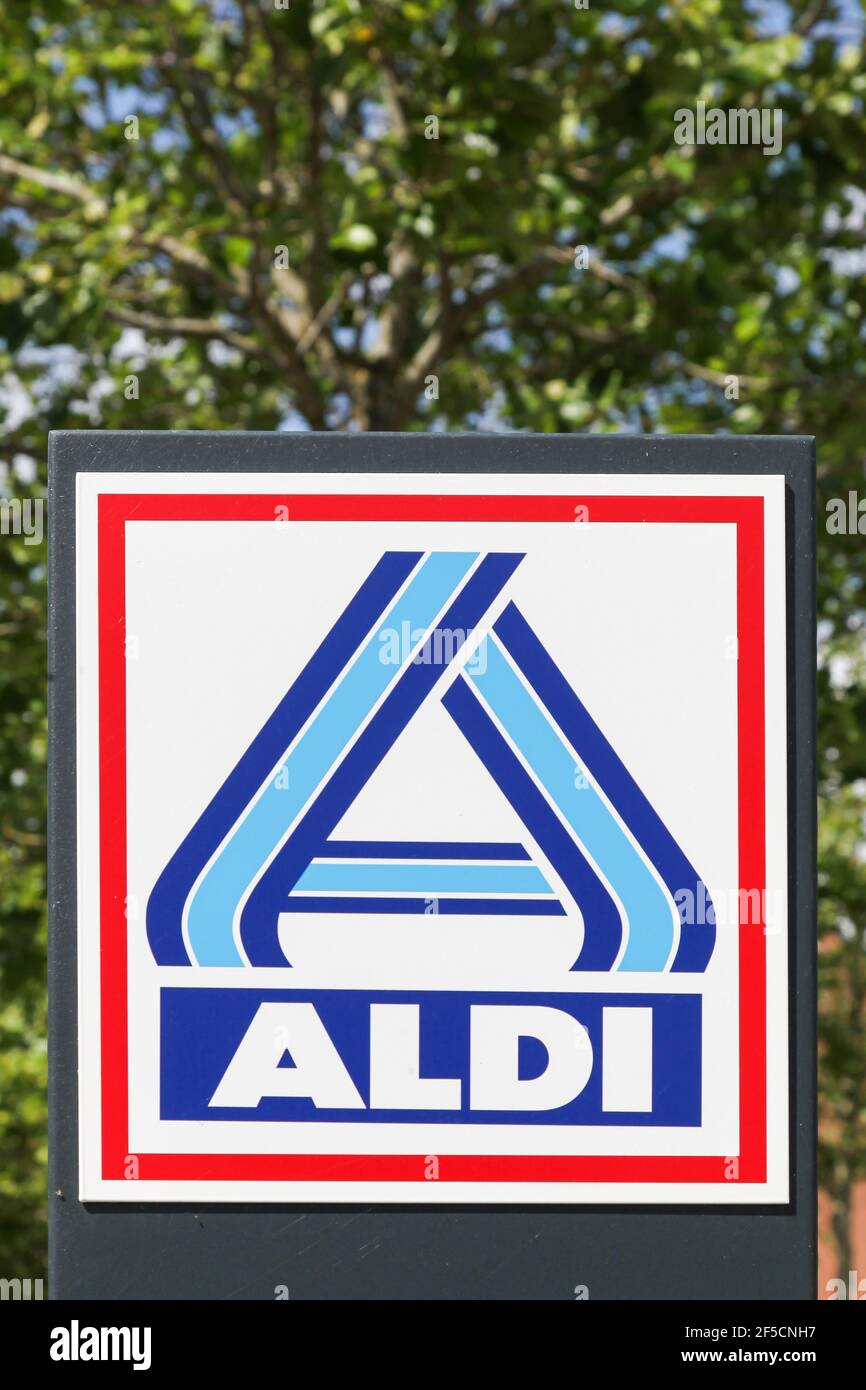 Odder, Dänemark - 18. Juli 2019: Aldi Supermarket-Logo auf einer Tafel. Aldi ist eine weltweit führende Discounter-Supermarktkette mit über 10 000 Geschäften Stockfoto