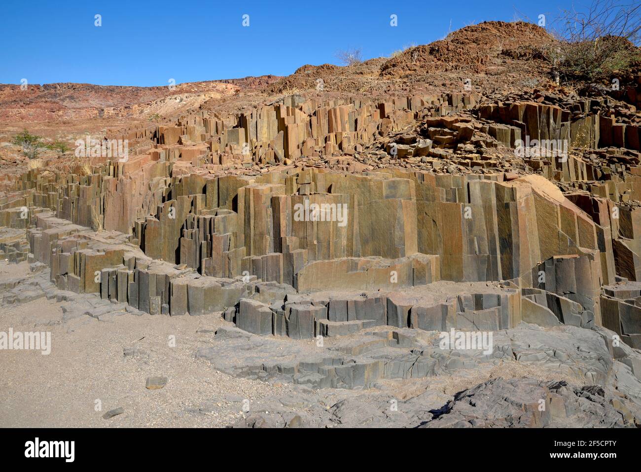 Geographie / Reisen, Namibia, Basaltsäule, Orgelpfeife aus Basalt, bei Twyfelfontein, Region Kunene, Additional-Rights-Clearance-Info-not-available Stockfoto Geographie / Reisen, Namibia, Basaltsäule, Orgelpfeife aus Basalt, bei Twyfelfontein, Region Kunene, Additional-Rights-Clearance-Info-not-available Stockfoto