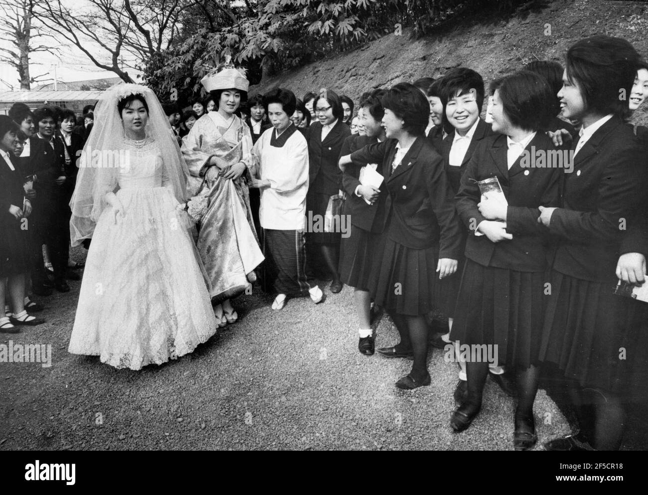 Tokio 1964-01-01 Ein Kurs für Brautkleider. Eine Direktorin einer japanischen Mädchenschule kam auf die Idee, einen speziellen Brautkurs zu organisieren. Er mietete ein Restaurant in den modischen Gegenden von Tokio und arrangiert jetzt Unterricht für Mädchen in der richtigen Art zu kleiden. Die Brautkleidung kann zwischen dem traditionellen Kimono oder dem Brautkleid im westlichen Stil variiert werden. Foto: Olle Seijbold / DN / TT / Code: 51 Stockfoto