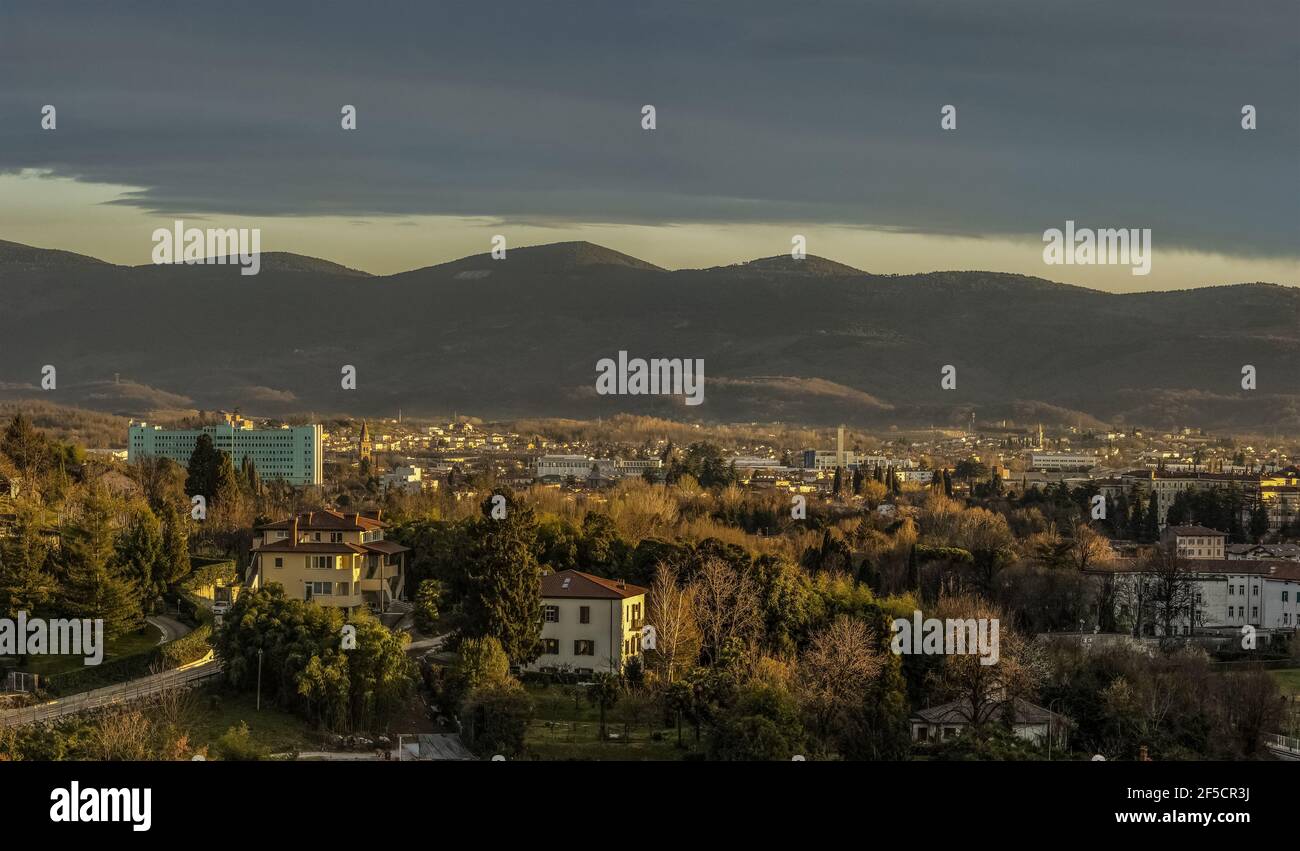 Klassische Fotografie von Sempeter Panorama. Stadt ist bekannt als Krankenhaus Zentrum der Nord Primorska Region in Slowenien. Stockfoto