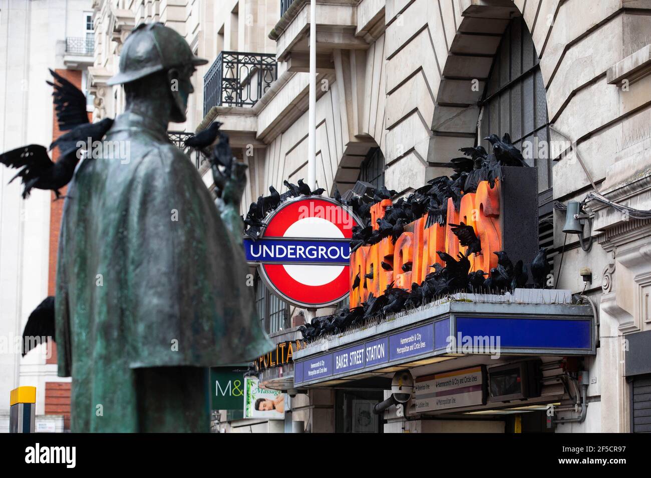 REDAKTIONELLE VERWENDUNG NUR EINE Schar von Modellraven kommt auf die Baker Street Station, um den Start des Supernatural Sherlock Holmes Dramas - The Irregulars auf Netflix, London zu feiern. Bilddatum: Freitag, 26. März 2021. Stockfoto