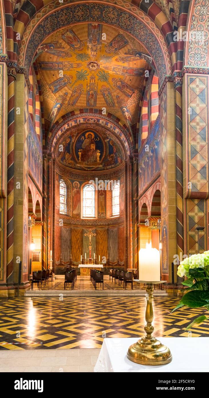 Kerze im Dom von Königslutter Stockfoto