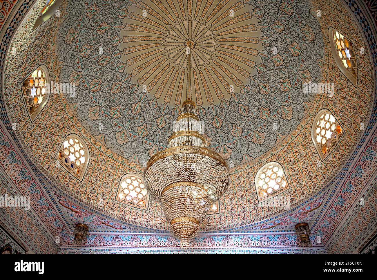 Schöne Decke im islamischen, muslimischen Stil mit großem Kronleuchter und Vintage-Fenstern. Stockfoto