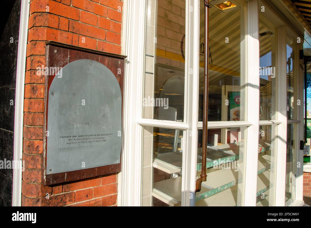 Geburtsort von Sir John Franklin (jetzt Couplands Bakery) und Gedenktafel in Spilsby, Lincolnshire, England. Stockfoto