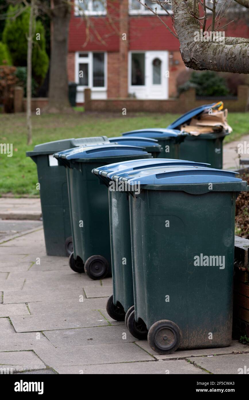 Müllcontainer warten in Coventry auf die Abholung Stockfoto