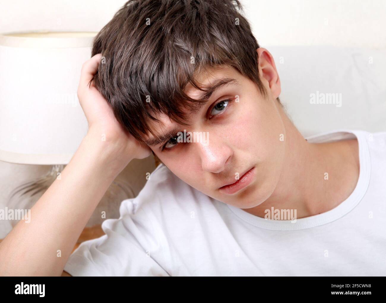Porträt des traurige jungen Mannes zu Hause Stockfoto