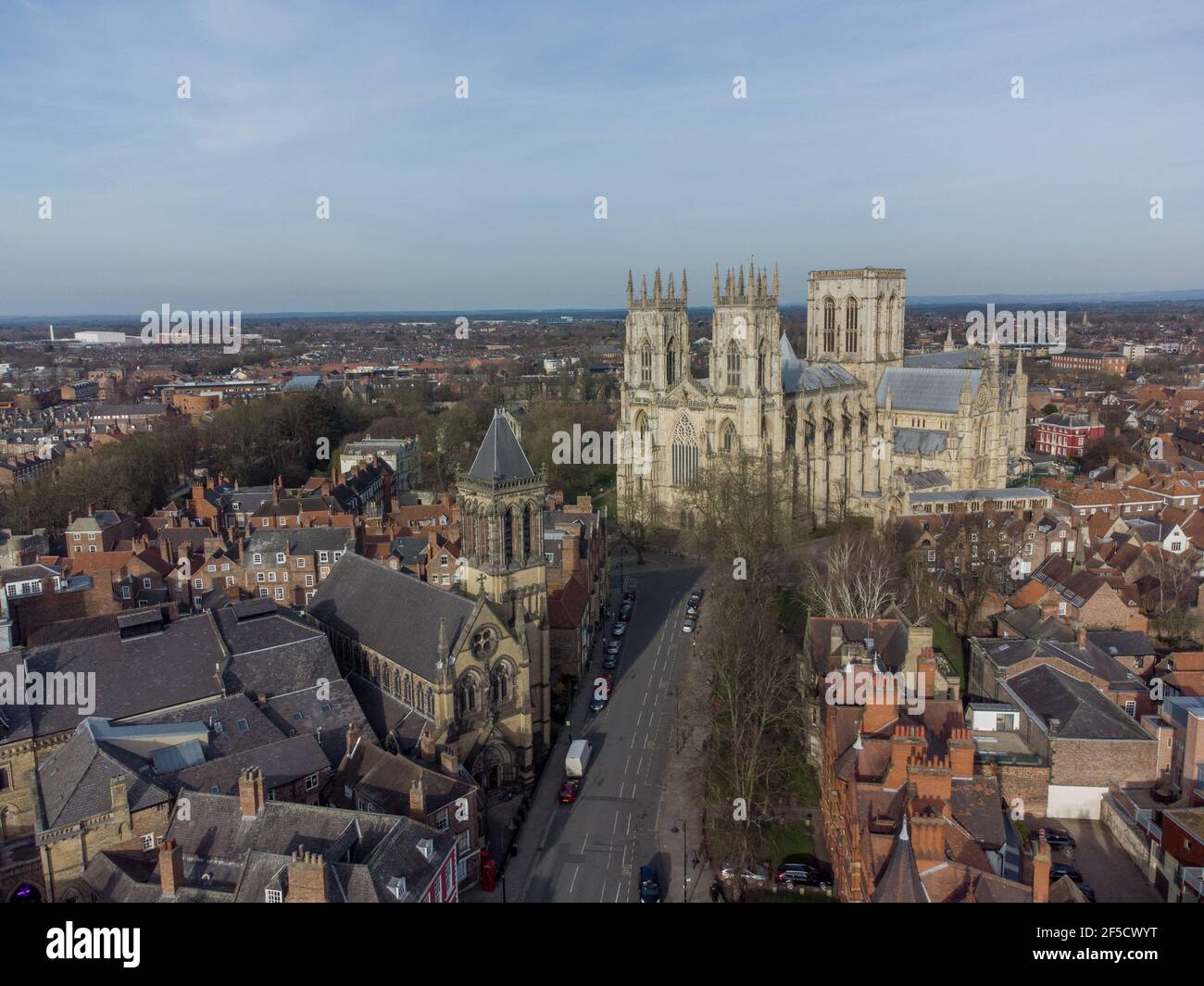 York, Yorkshire, England. York City Centre mit York Minster und Straßen vom River Ouse. Die mittelalterliche historische CI aus der Vogelperspektive Stockfoto