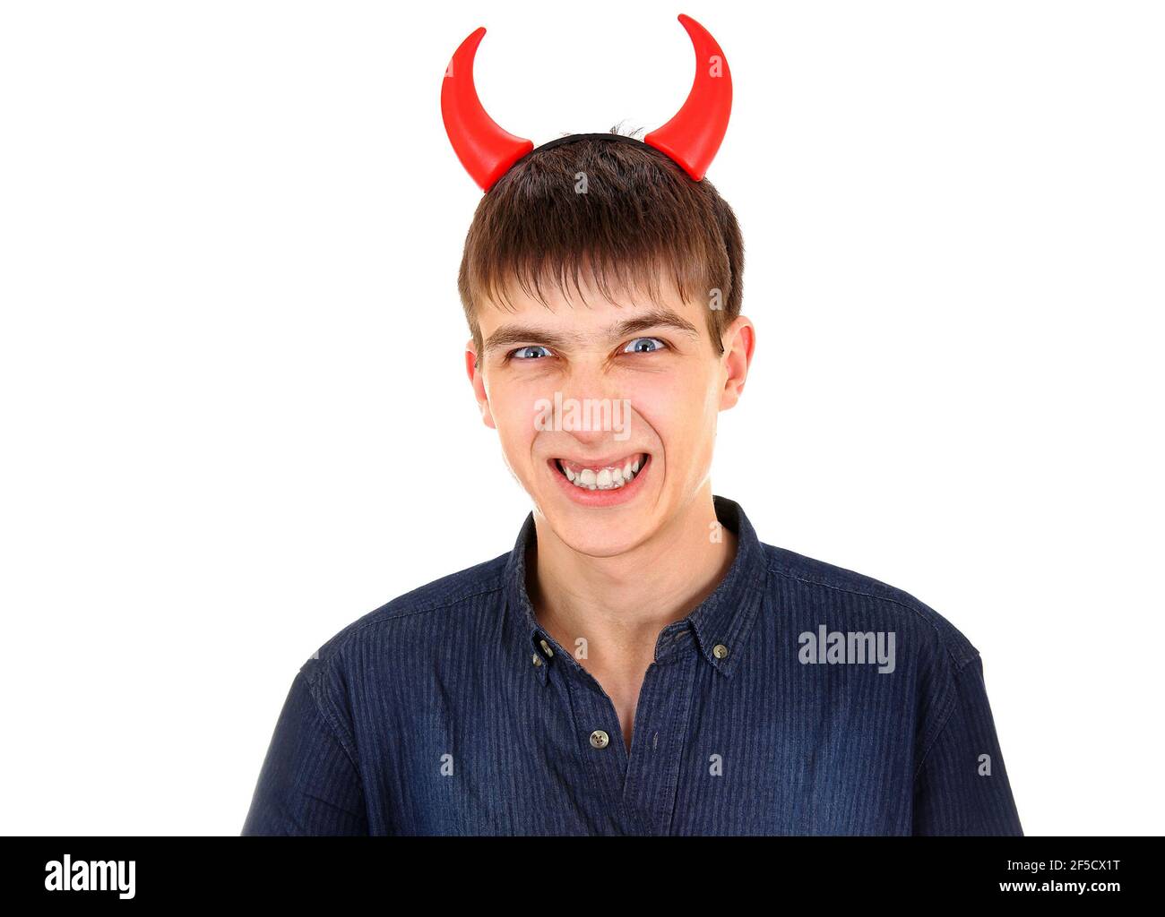 Junger Mann mit Teufelshörnern auf dem Kopf isoliert auf Das Weiß Stockfoto