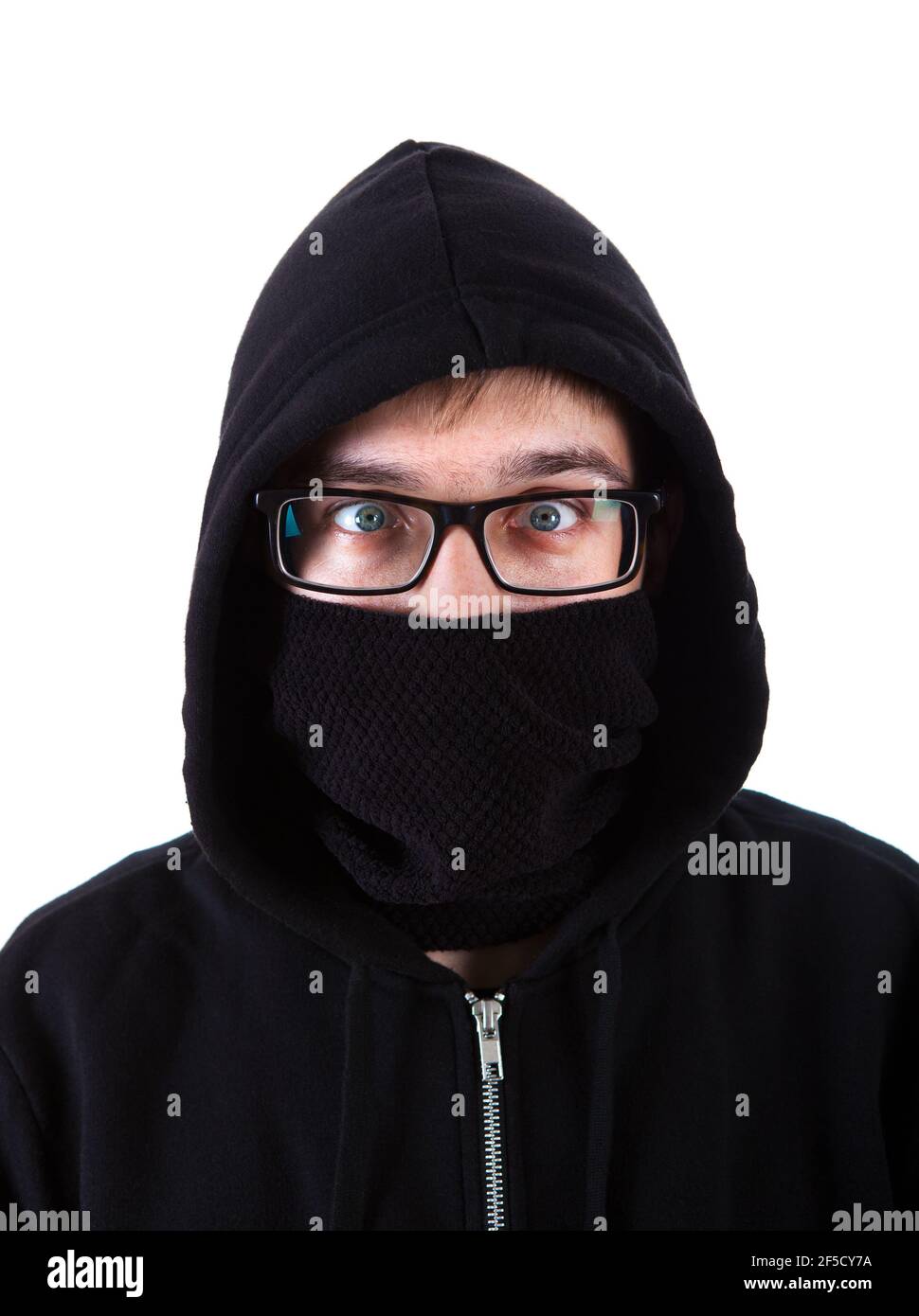 Mann in einem Hoodie verstecken Gesicht mit einem schwarzen Schal Isoliert und Nahaufnahme Stockfoto