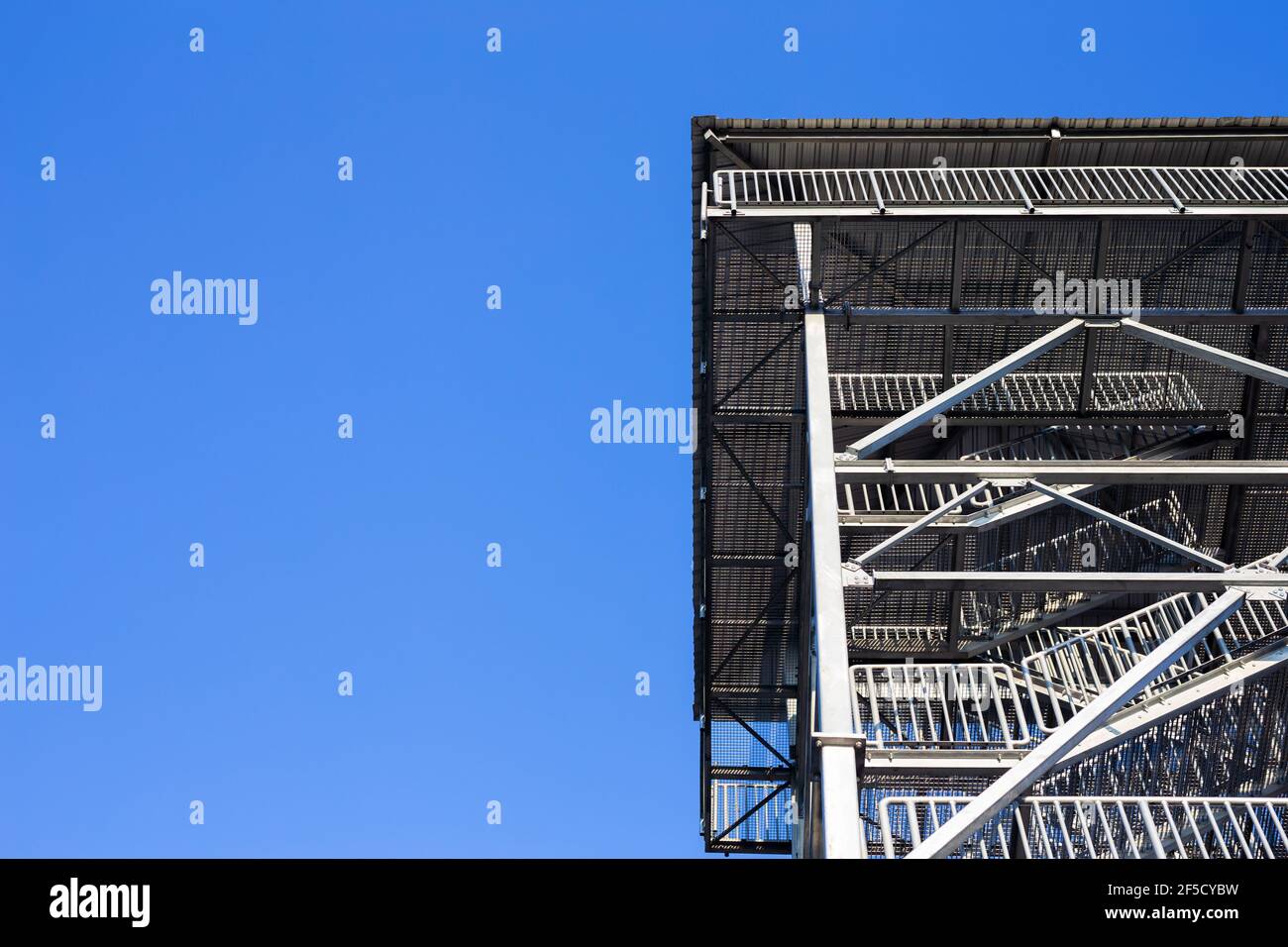 Ein Blick auf die Spitze des Stahlbeobachtungsturms. Das Objekt gegen den blauen Himmel Stockfoto