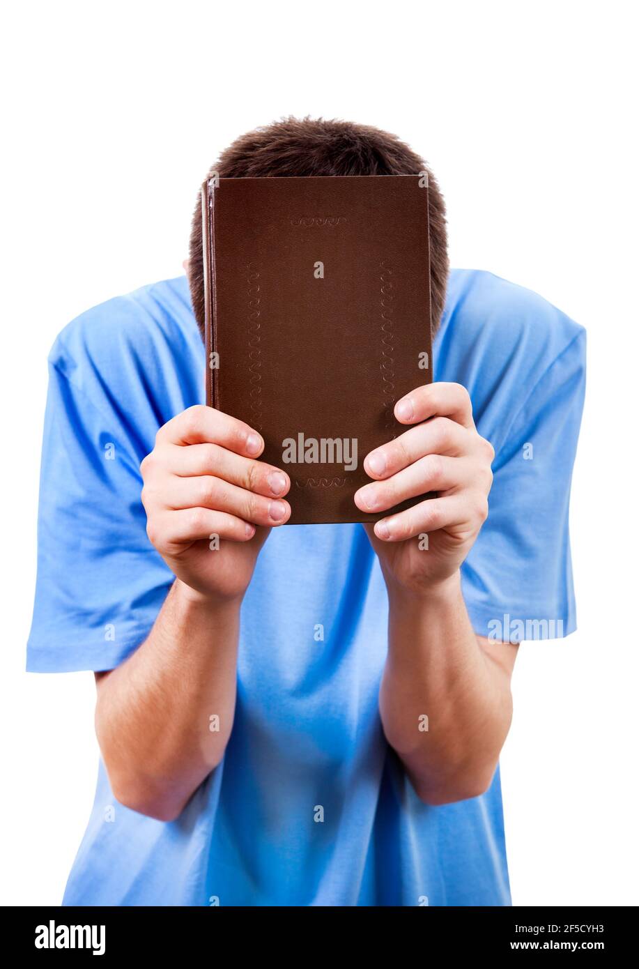 Mann hinter einem Buch isoliert auf dem weißen Hintergrund Stockfoto
