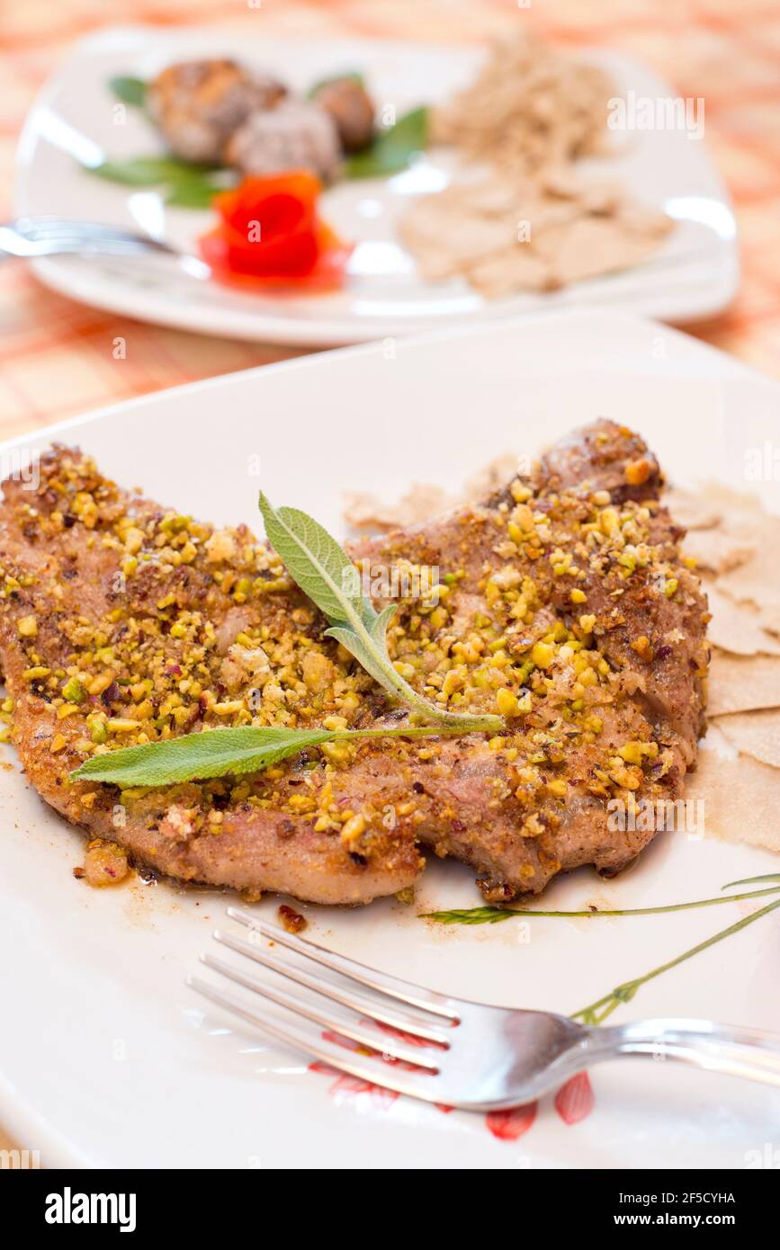 Steak mit Trüffel in Carasau Brot Stockfoto