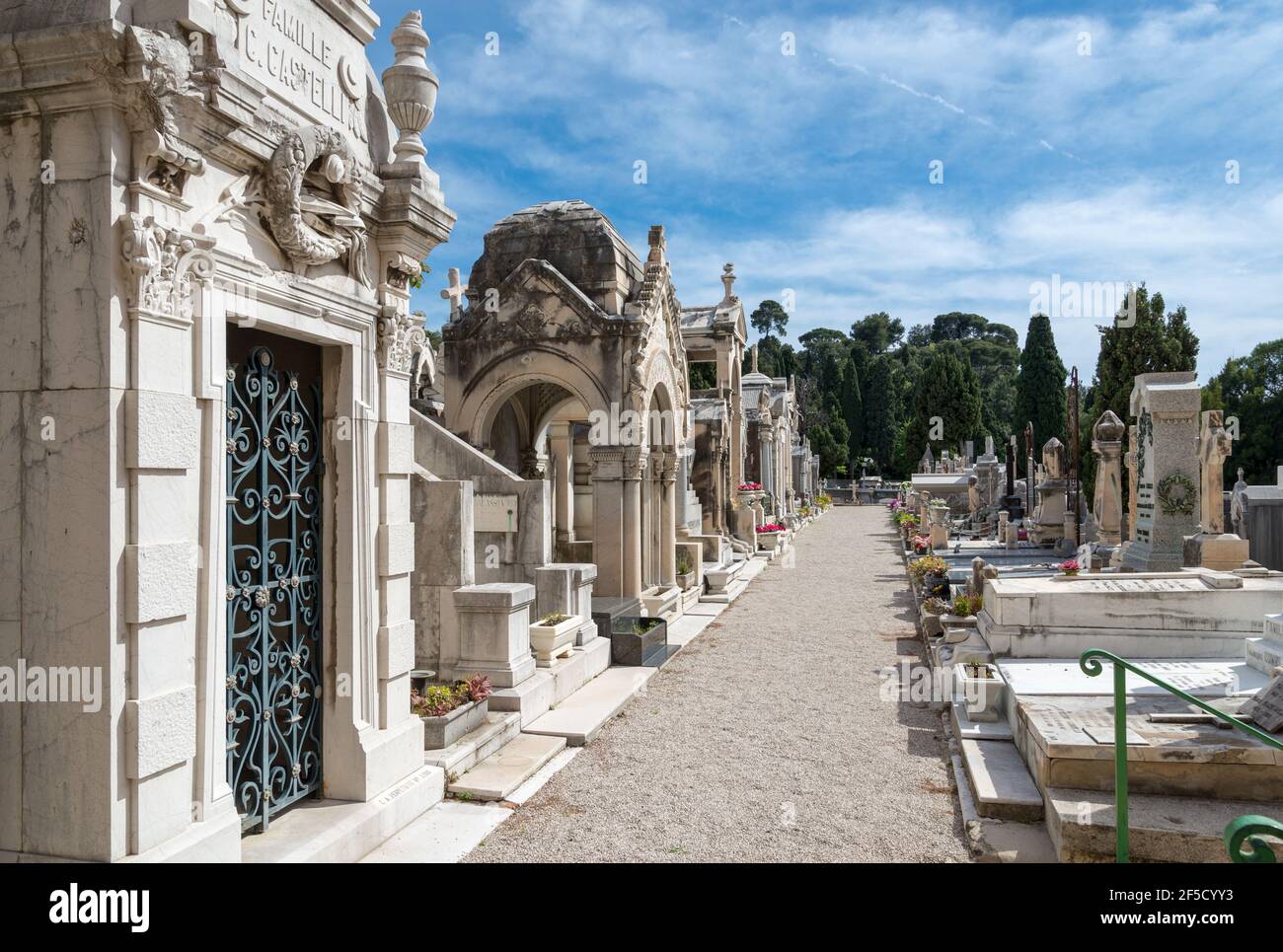 Alter historischer Friedhof mit Marmorgrabsteinen in Nizza, Frankreich Stockfoto