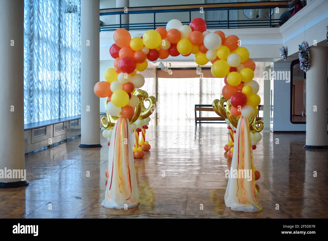 Das Dekor der Ballons für die Hochzeitszeremonie. Stockfoto