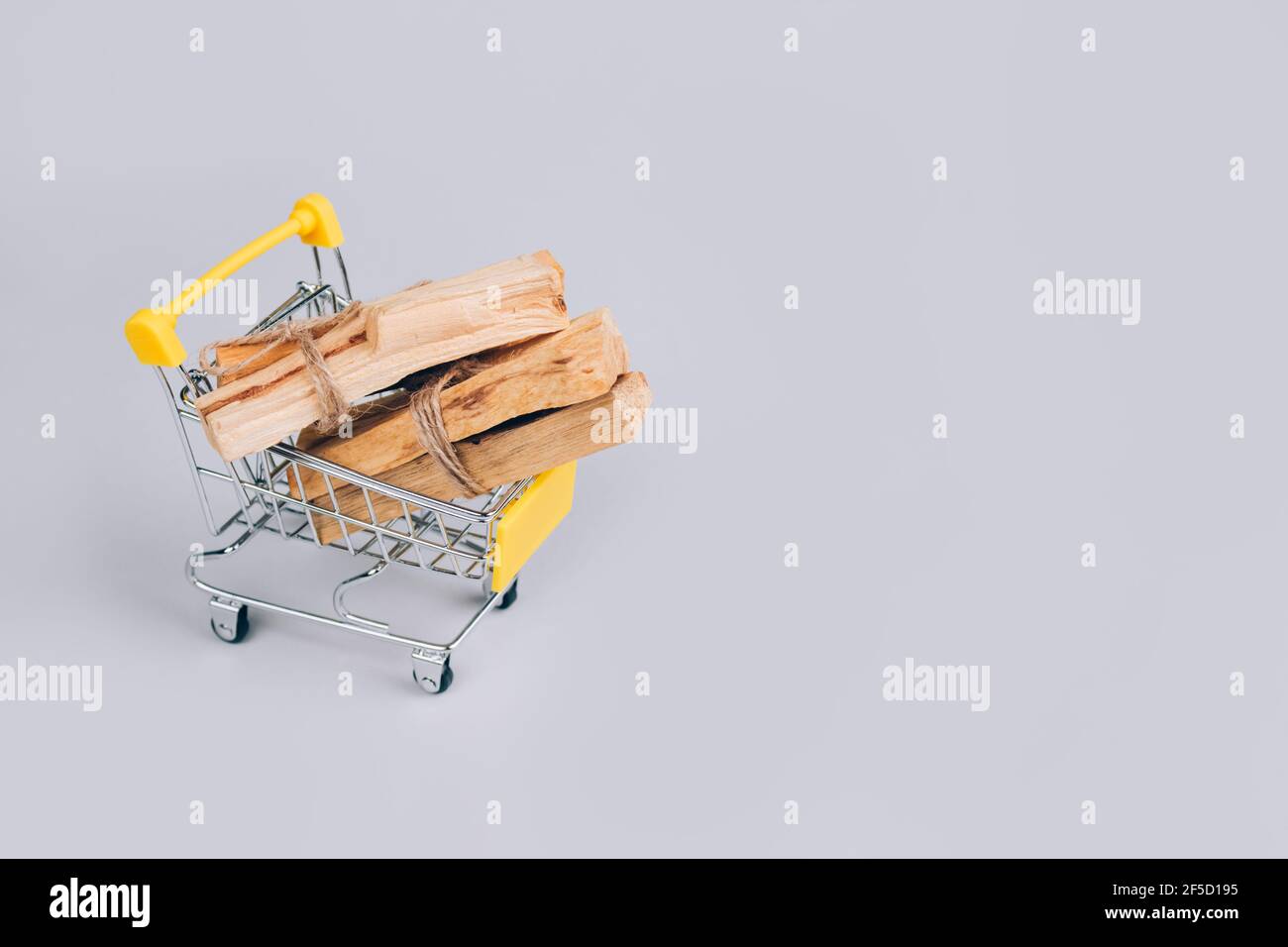 Palo Santo Baumstäbchen im Warenkorb auf hellgrauem Hintergrund - heiliger Weihrauchbaum aus Lateinamerika. Meditation, geistige Gesundheit und persönlich Stockfoto