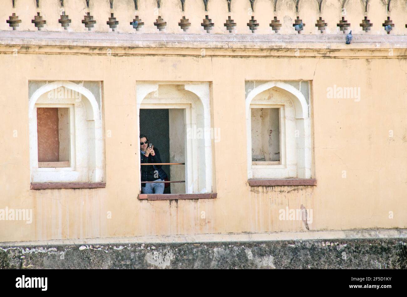 Im Inneren des Amber Palace in Jaipur, enthüllt die königliche Architektur plötzlich diese drei Fenster. Stockfoto