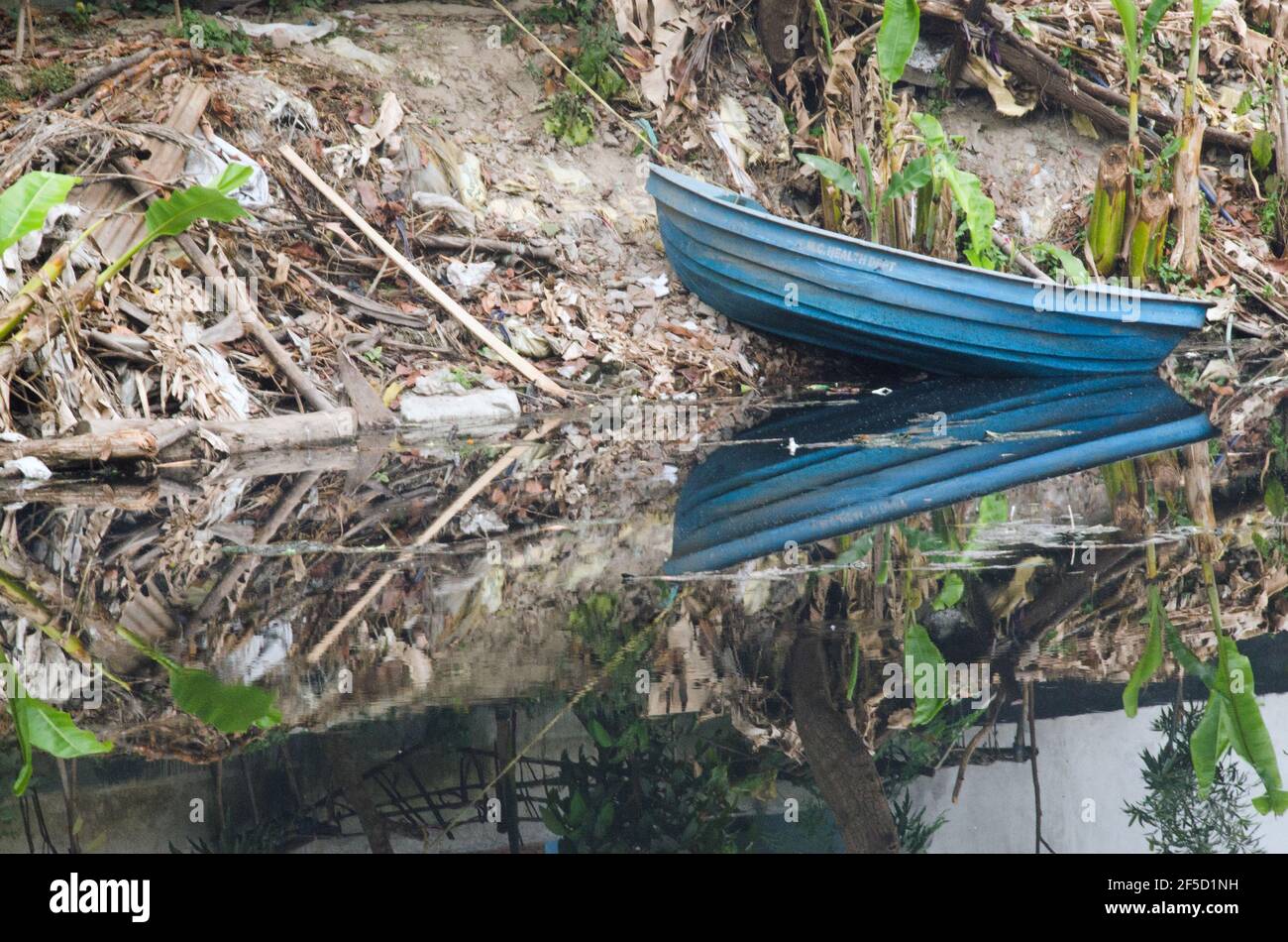 Blue Boat Reflection abstrakte Fotografie Stockfoto