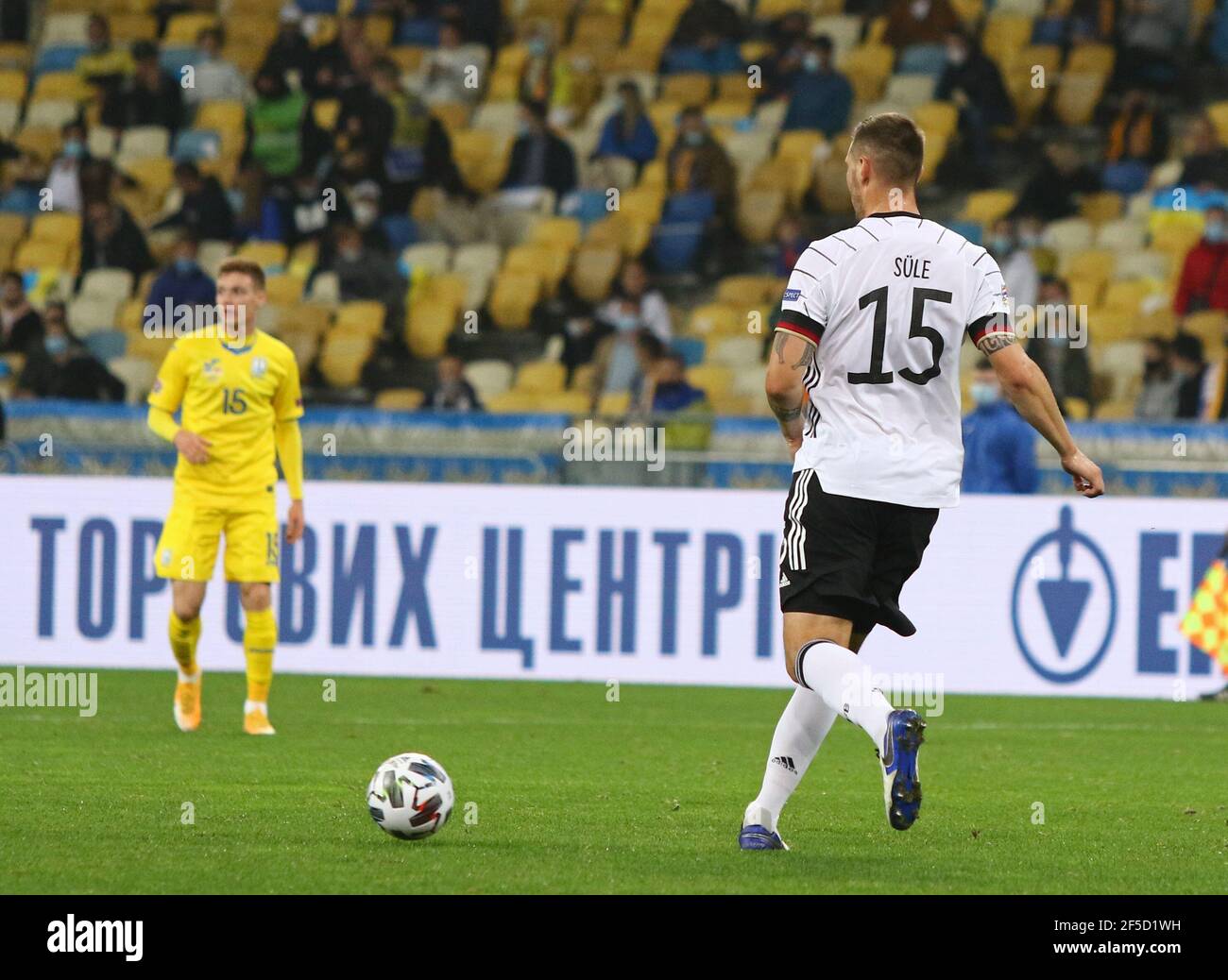 KIEW, UKRAINE - 10. OKTOBER 2020: Niklas Sule aus Deutschland kontrolliert einen Ball während des UEFA Nations League Spiels gegen die Ukraine im NSK Olimpiyskiy Stadion in Kiew. Deutschland gewann 2-1 Stockfoto