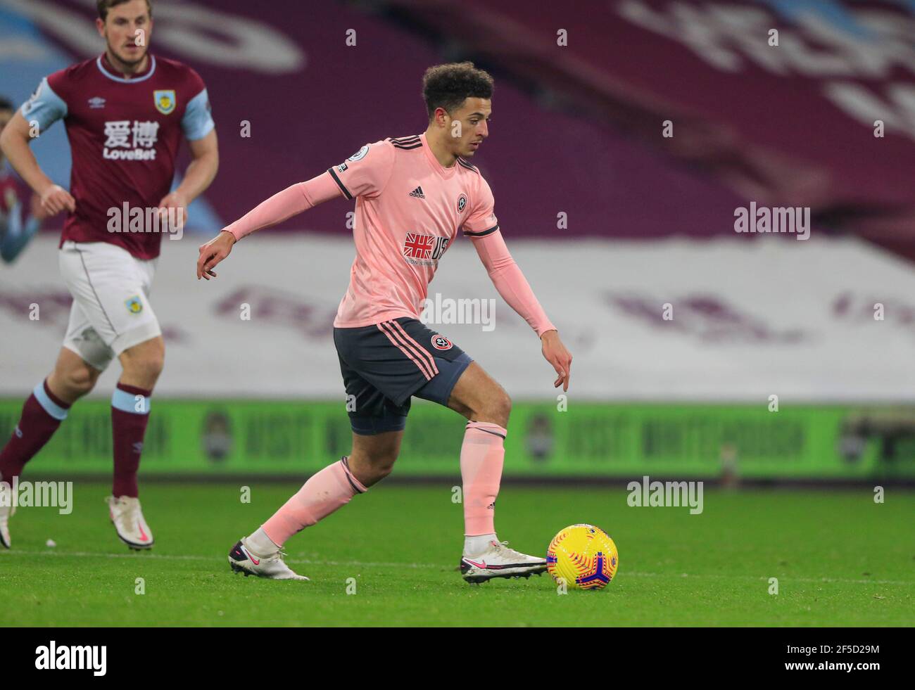 Ethan Ampadu #22 von Sheffield United läuft mit dem Ball Stockfoto