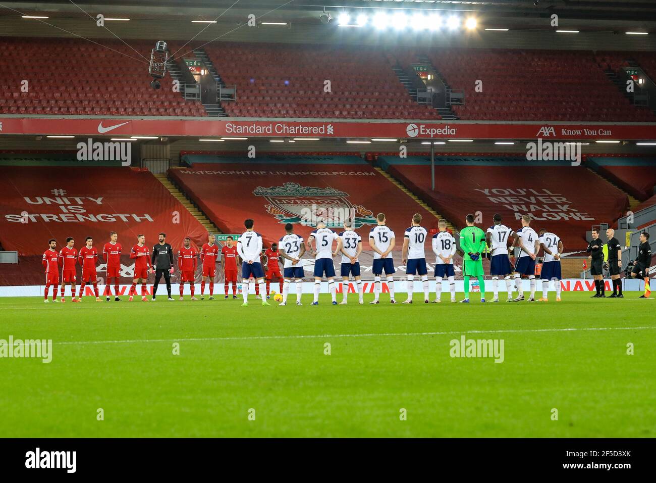 Bothe Teams stehen für eine Minute Applaus als ein Zeichen des Respekts für den jüngsten Tod von Gérard Houllier Stockfoto