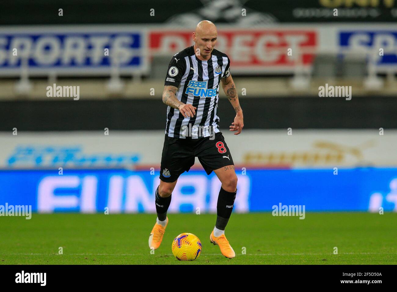 Jonjo Shelvey #8 von Newcastle vereint mit dem Ball Stockfoto