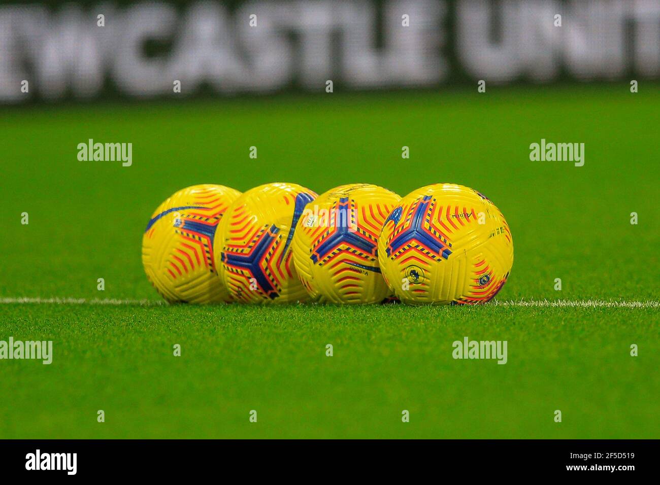 Nike Strike Footballs, der offizielle Premier League-Spielball, auf dem Rasen im St. James' Park Stockfoto