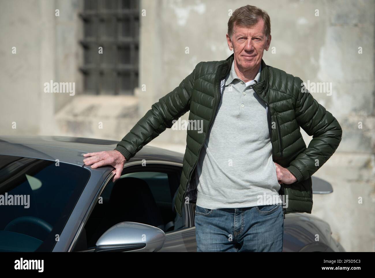 Regensburg, Deutschland. März 2021, 26th. Mehrfach-Rallye-Weltmeister Walter  Röhrl steht im Innenhof des Polizeirevier Regensburg Süd bei der  Vorstellung eines Fahrsicherheitkonzepts gegen Autofahrer auf einem Porsche  911 Carrera. Ziel der Polizei sei es,