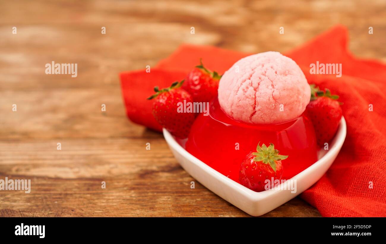 Erdbeergelee in einer Schüssel, dekoriert mit hausgemachtem Eis Stockfoto