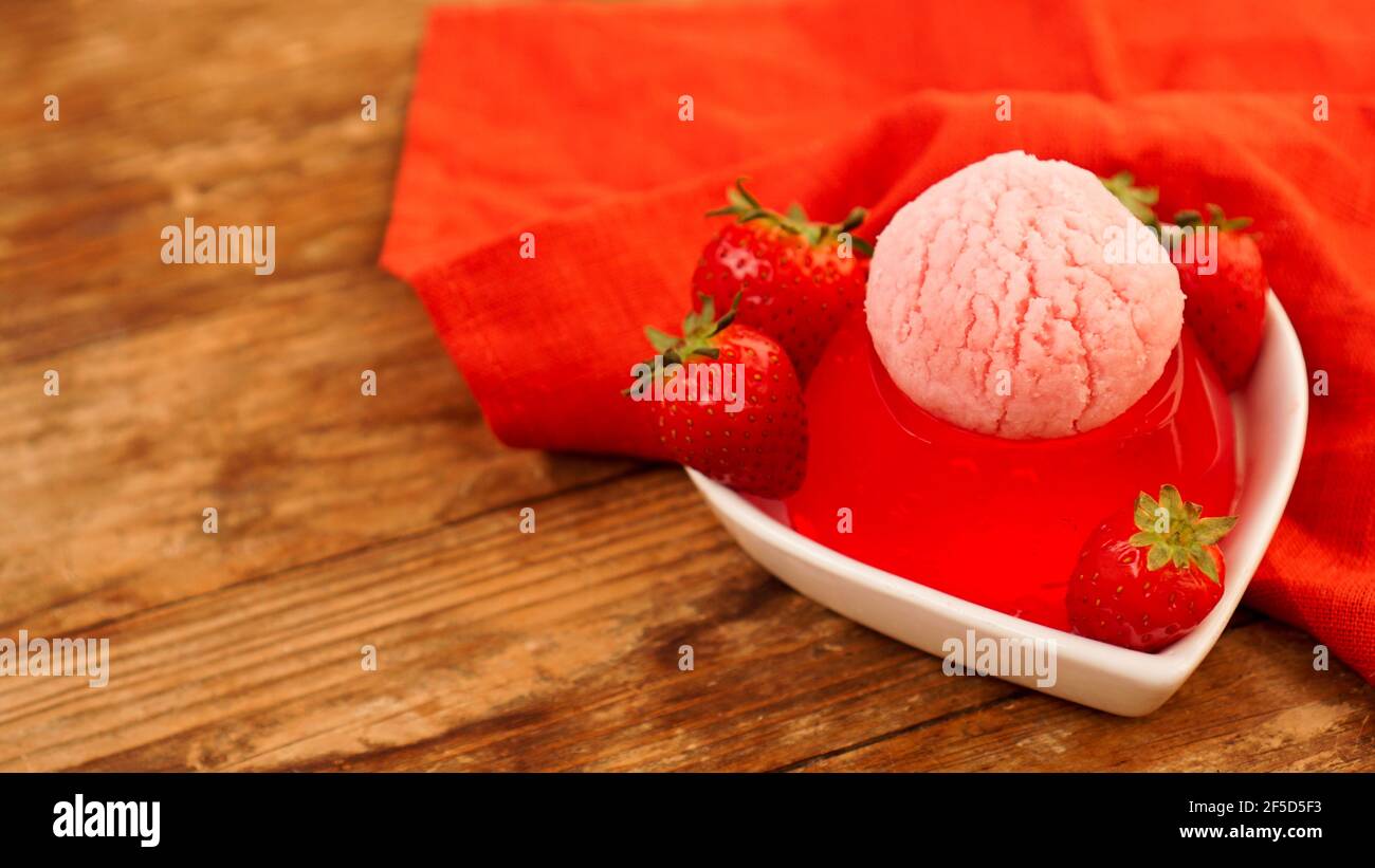 Erdbeergelee in einer Schüssel, dekoriert mit hausgemachtem Eis Stockfoto