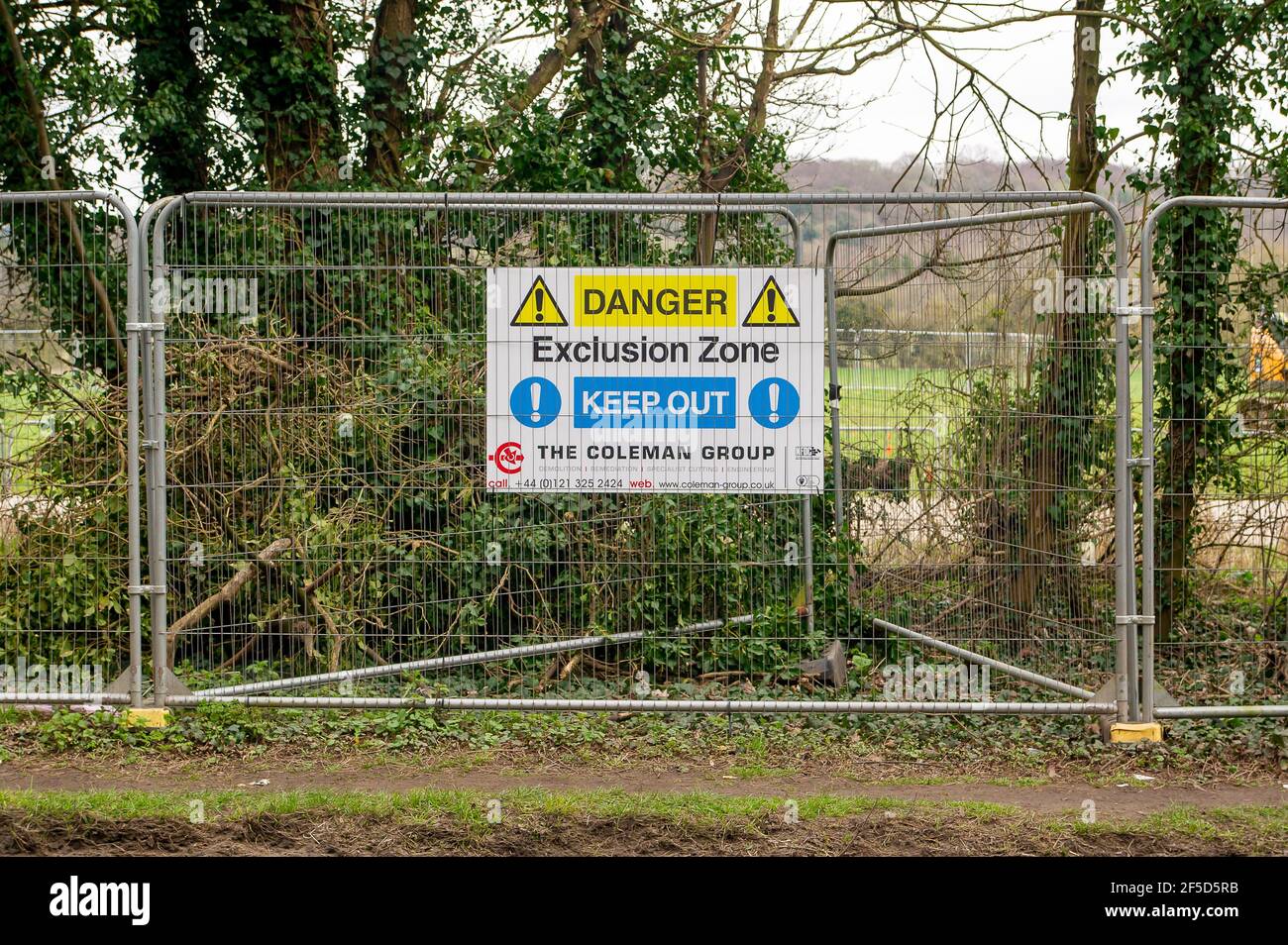 Aylesbury Vale, Buckinghamshire, Großbritannien. März 2021, 24th. Eine weitere neue HS2 Verbindung aus dem A413 Ripping die Chilterns auseinander. Die sehr umstrittene und zu günstige High Speed 2 Bahnverbindung von London nach Birmingham ist eine riesige Narbe über die Chilterns, die eine AONB ist. Quelle: Maureen McLean/Alamy Stockfoto