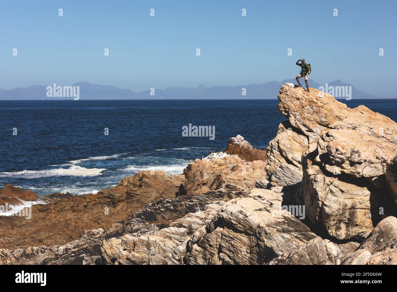 Afroamerikanischer Mann, der im Freien Wandern in der Landschaft auf einem Berg Stockfoto