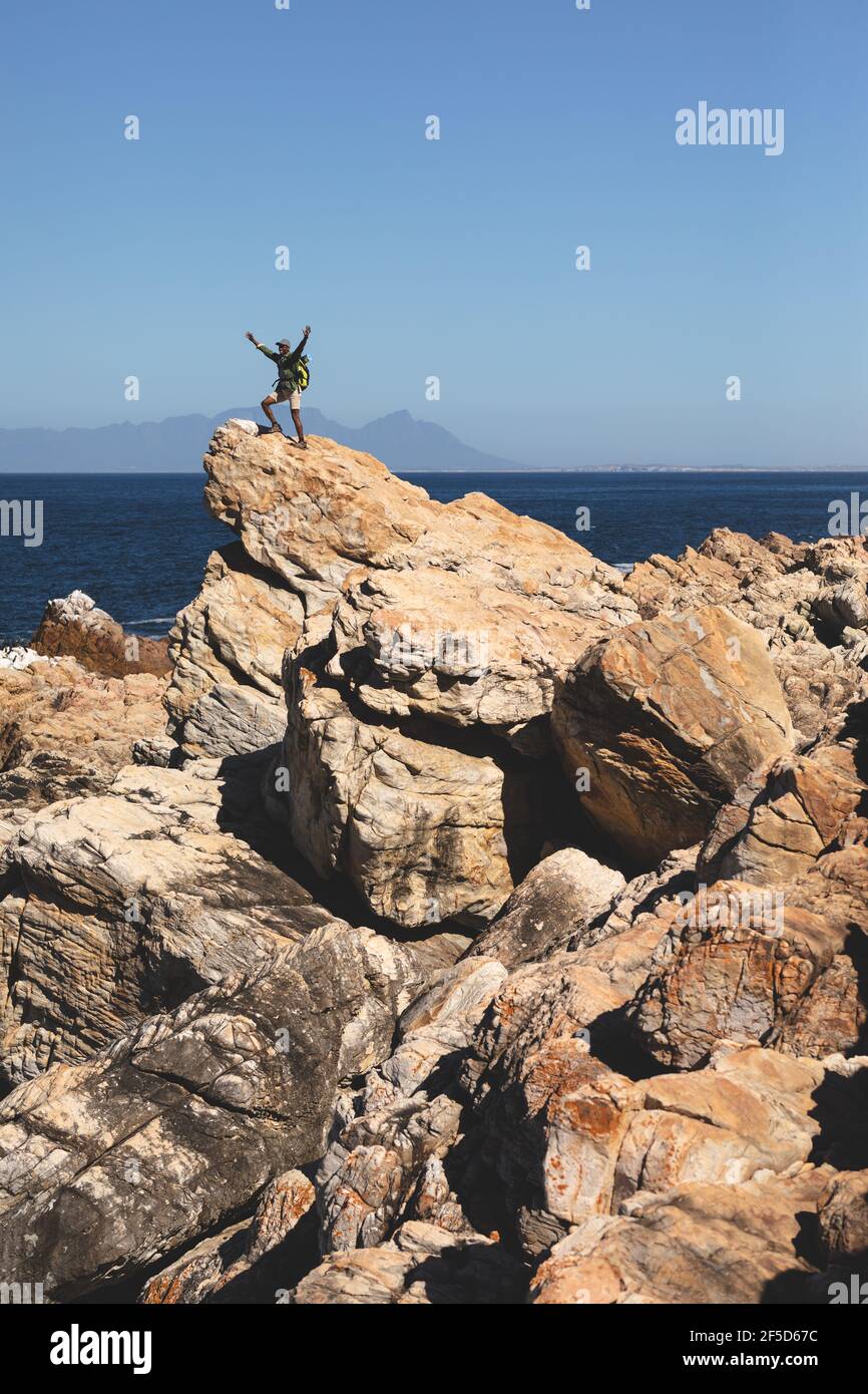 Afroamerikanischer Mann, der im Freien Wandern in der Landschaft auf einem Berg Stockfoto