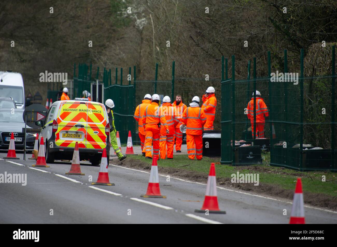 Aylesbury Vale, Buckinghamshire, Großbritannien. März 2021, 24th. HS2 haben Road Barn Farm übernommen und haben angefangen, Baum Fällen angeblich ohne Fledermauslizenz. Sie werden die landwirtschaftlichen Gebäude abreißen, von denen einige bekannt sind, Fledermäuse in ihnen zu haben. HS2 filmten Demonstranten, die das Stop HS2 Wendover Active Resistance WAR Camp eintrafen und verließen und auch eine Drohne benutzten. Die High Speed 2 Bahnverbindung von London nach Birmingham ist eine riesige Narbe über die Chilterns, die eine AONB ist. Quelle: Maureen McLean/Alamy Stockfoto