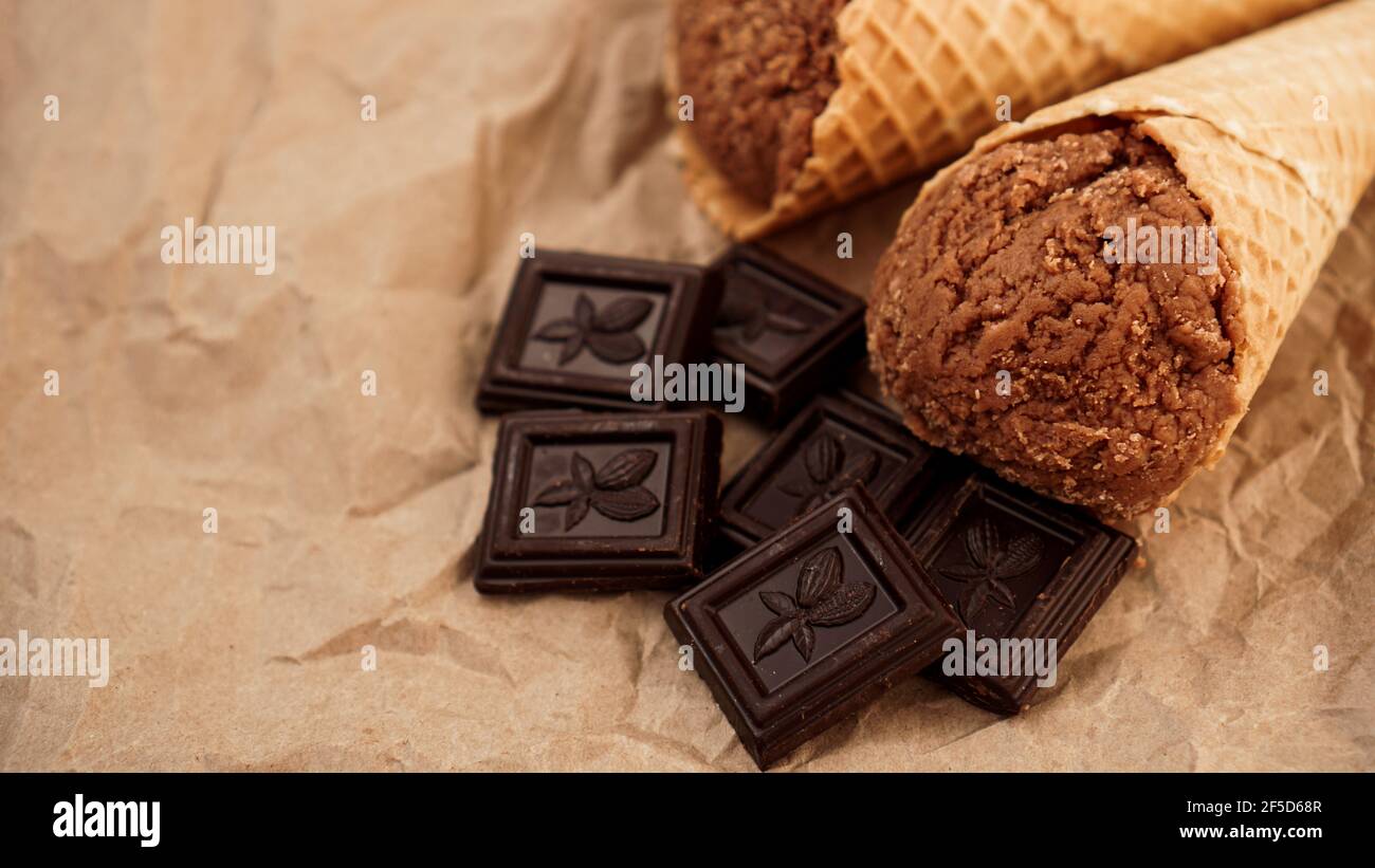 Schokoladeneis in Waffelkegel auf Bastelpapier Stockfoto