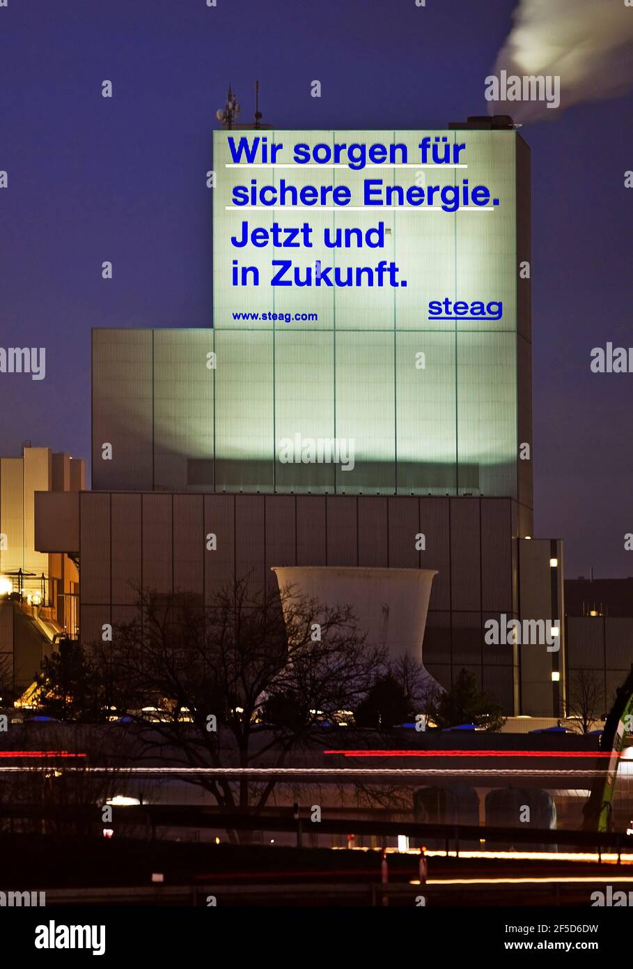 Kraftwerk Herne mit der Aussage "Wir liefern sichere Energie. Jetzt und in Zukunft", Deutschland, Nordrhein-Westfalen, Ruhrgebiet, Herne Stockfoto