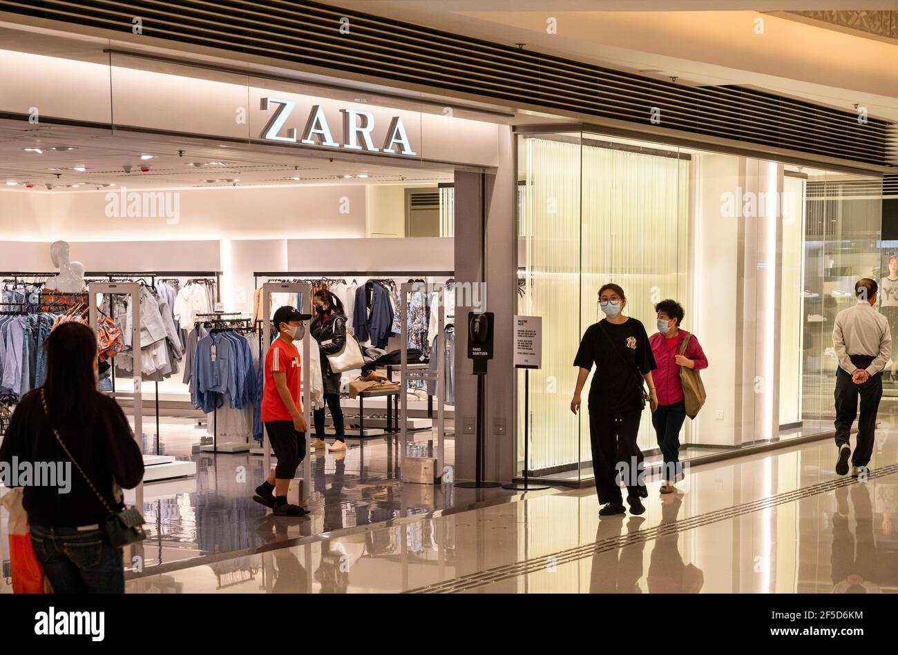 Hongkong, China. März 2021, 26th. Käufer, die im spanischen multinationalen Bekleidungsdesign-Einzelhandelsunternehmen von Inditex, Zara Store in Hongkong, zu sehen sind. Kredit: SOPA Images Limited/Alamy Live Nachrichten Stockfoto