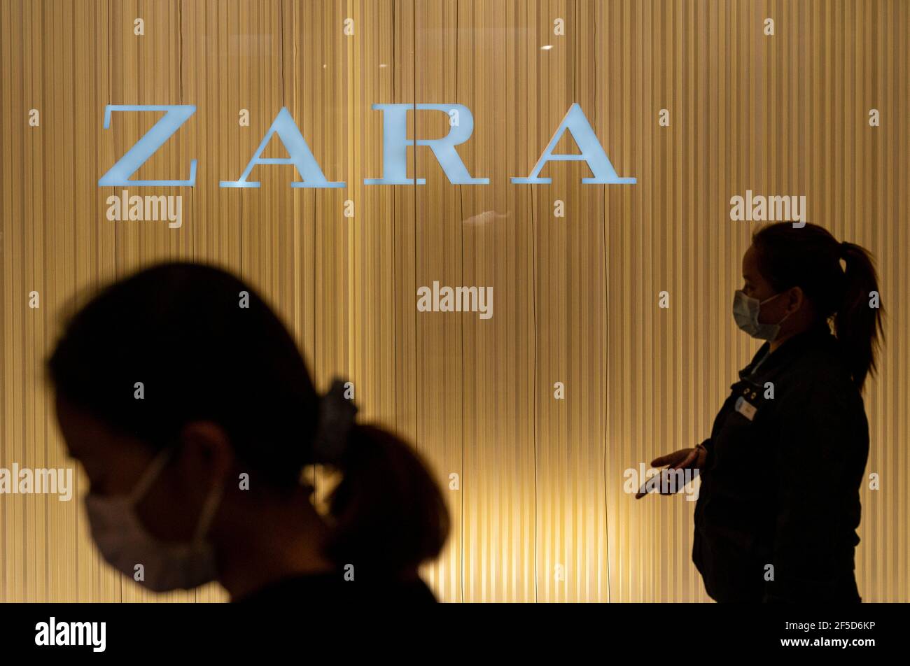 Hongkong, China. März 2021, 26th. Die Käufer kommen an dem spanischen multinationalen Bekleidungsdesign-Einzelhandelsunternehmen by Inditex, dem Zara-Laden und -Logo in Hongkong vorbei. Kredit: SOPA Images Limited/Alamy Live Nachrichten Stockfoto