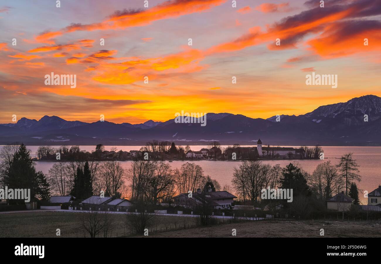 aurora über den Chiemsee mit der Fraueninsel und den Alpen am Neujahrsmorgen, Deutschland, Bayern, Chiemsee Stockfoto